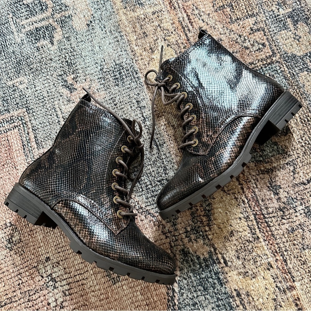 White Mountain Brown Snakeskin Combat Boots sz 9.5